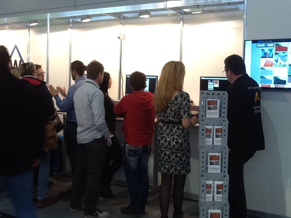 Gespräch am Dachziegelweb Messestand auf der Dach+Holz 2016
