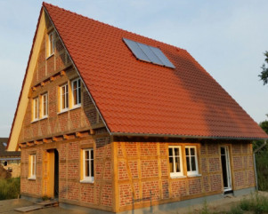 Fachwerkhaus mit Dachziegeln