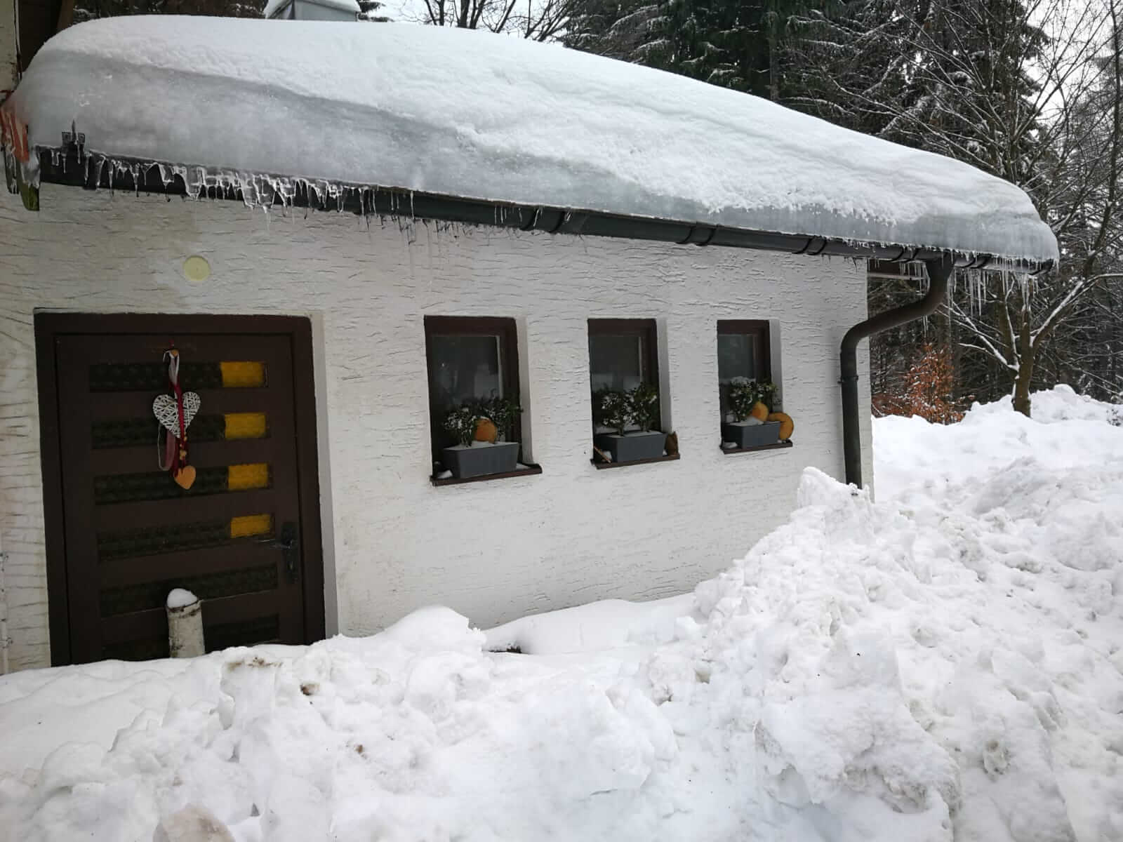 Schneebedecktes Dach mit breitem Dachüberstand