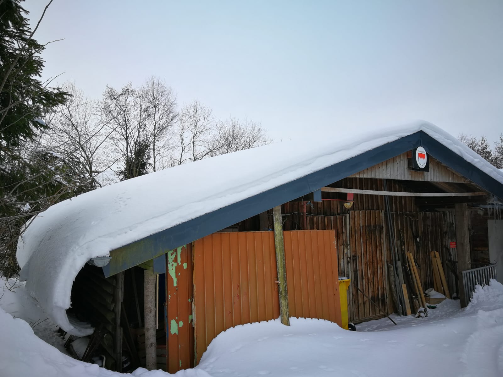 Schneebedecktes Dach mit geringem Neigungswinkel
