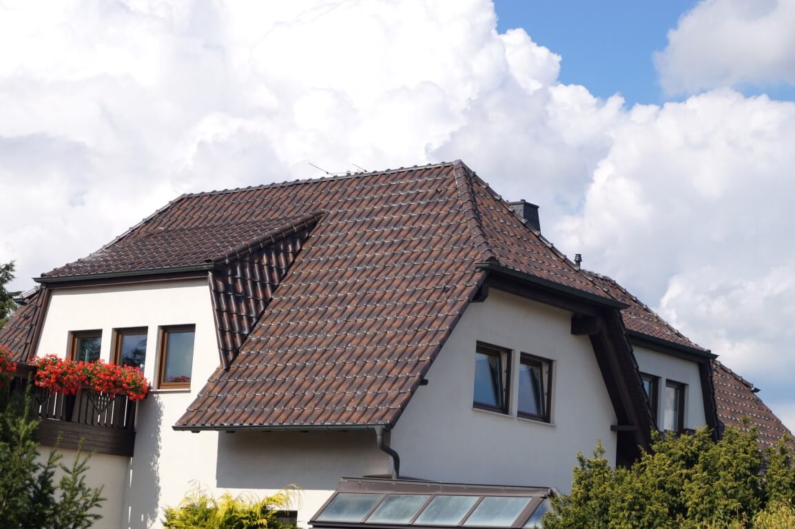 Regionale Dachgestaltung mit roten Dachziegeln